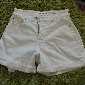 White Levi denim shorts #levis #whitedenimshorts